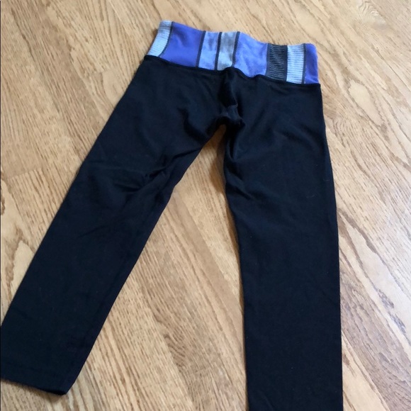 Reversable Lululemon cropped black leggings Size 2 - Picture 4 of 5